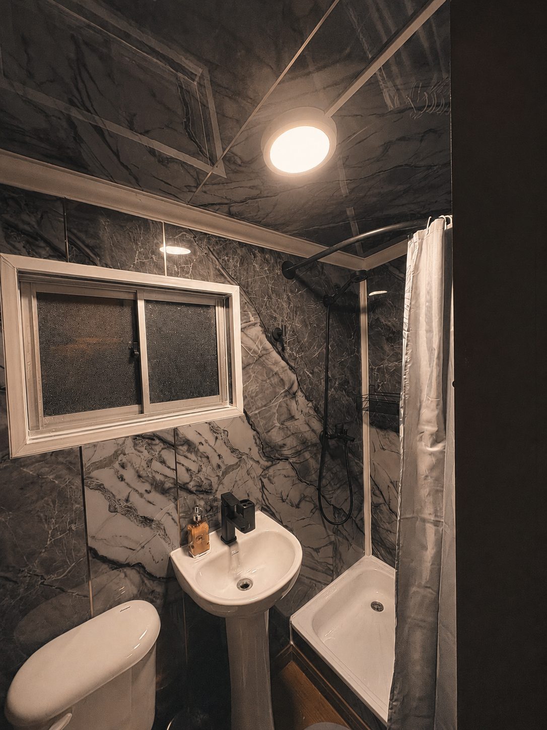 Baño privado con ducha y mármol