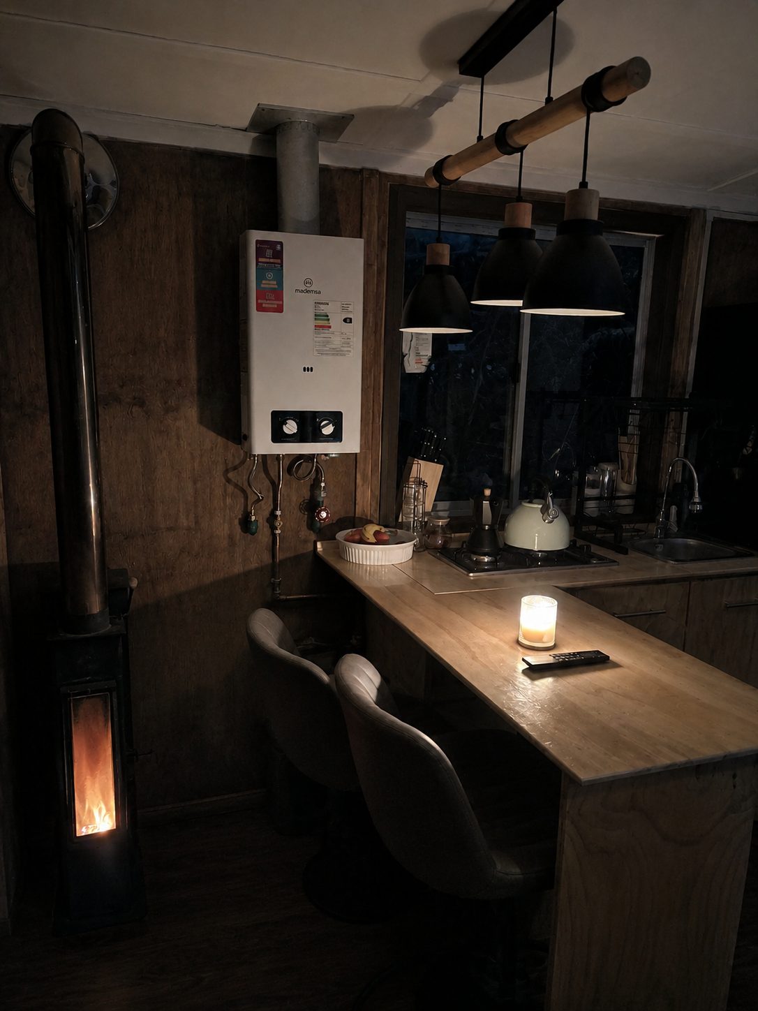 Comedor de noche con estufa a pellet encendida